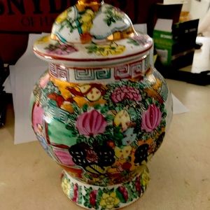 BEAUTIFULLY DECORATED TRADITIONAL ORIENTAL GINGER JAR